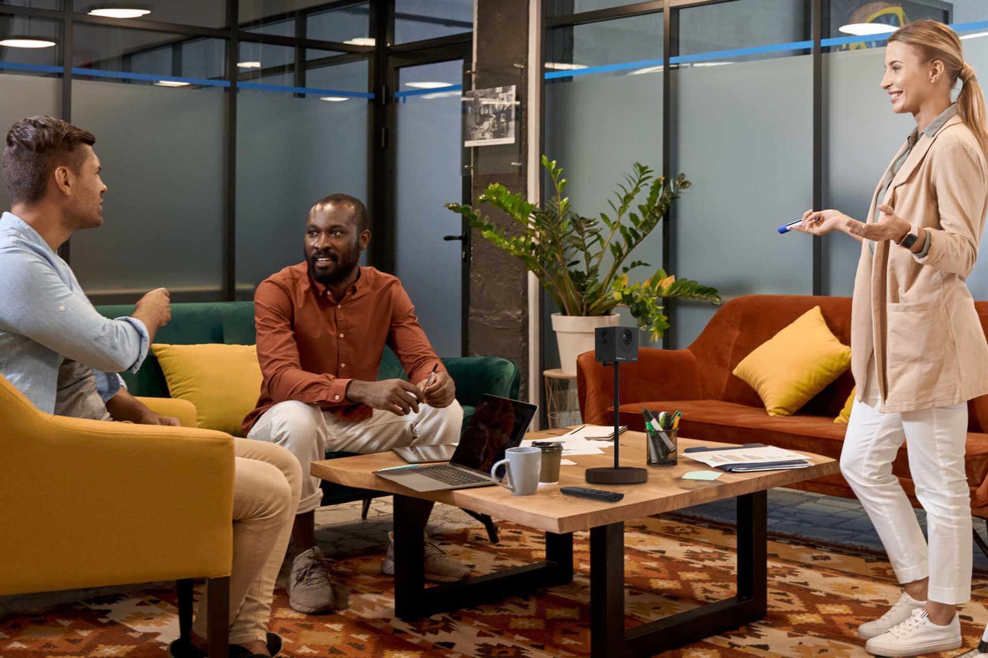 6〜8名の中規模会議室